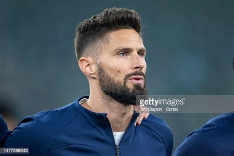 OlivieR Giroud Şarkı Söylemeyi Denemek İçin Sahneye Çıktı mı: Fransız Futbol Yıldızı Yeni Bir Kariyer Yolunda Mı?